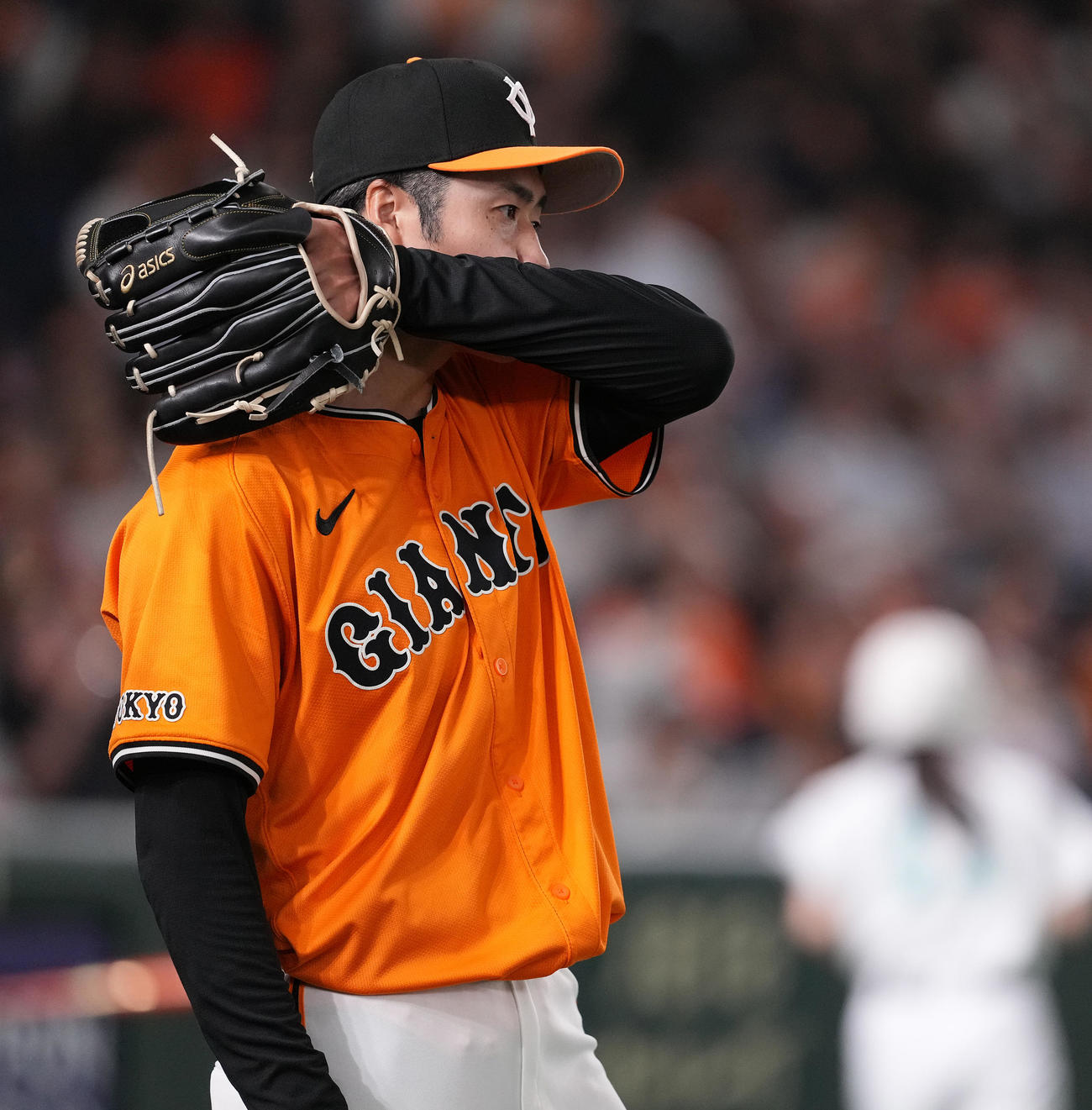 巨人対中日　5回表を終え、汗を拭う巨人西舘（撮影・鈴木みどり）