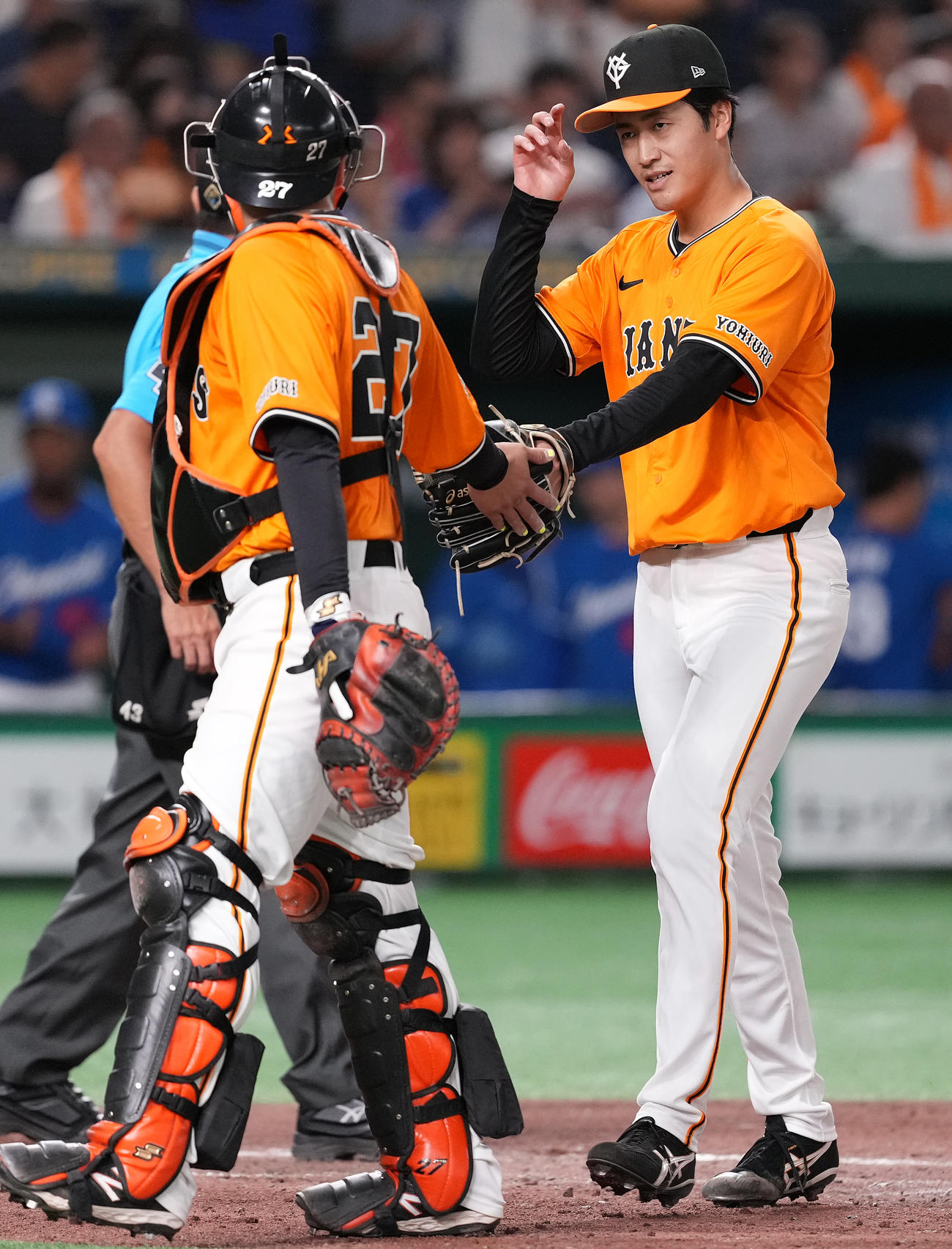 巨人対中日　3回表を終え、岸田（左）とタッチを交わす巨人西舘（撮影・鈴木みどり）