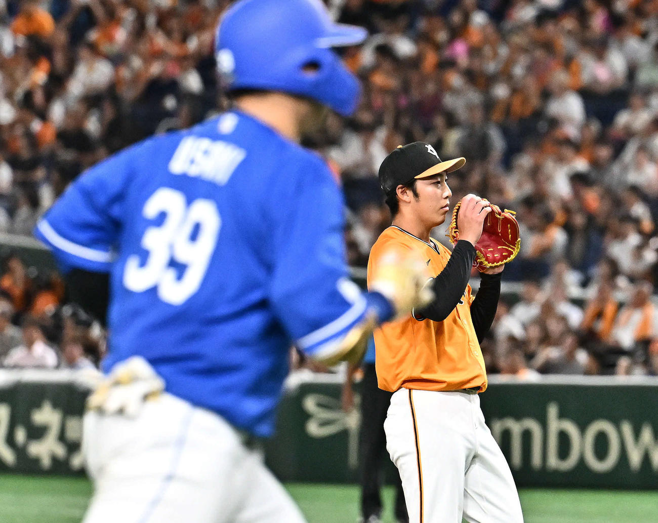 巨人対中日　7回表中日2死二塁、宇佐見（手前）に2点本塁打を許す赤星（撮影・滝沢徹郎）