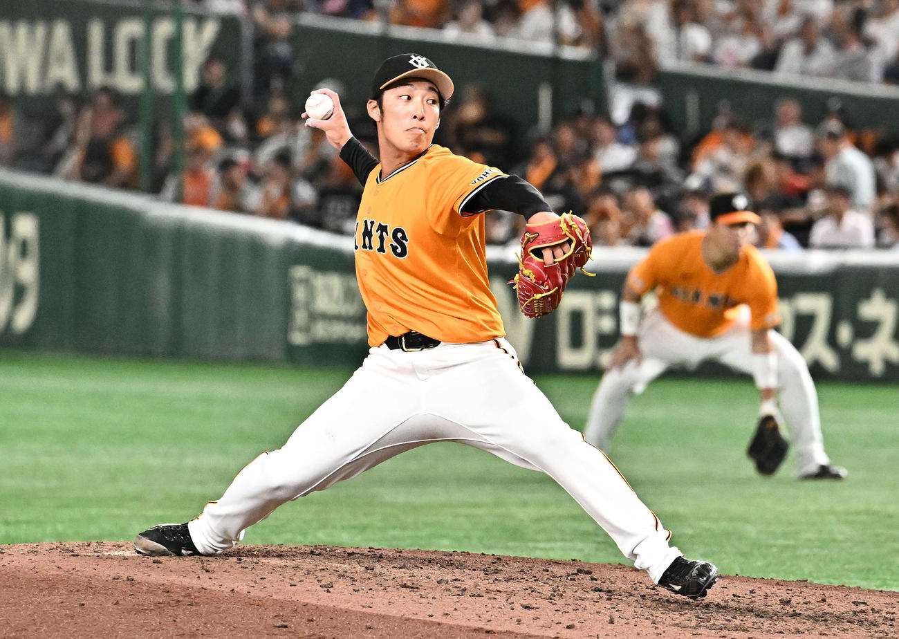 巨人対中日　6回表、巨人2番手で登板する赤星（撮影・滝沢徹郎）