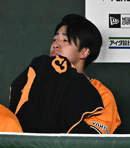 巨人対中日　5回表を投げ終えベンチで汗をぬぐう巨人西舘（撮影・滝沢徹郎）　