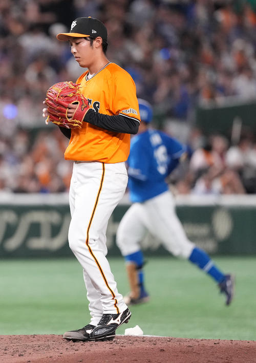 巨人対中日　7回表中日2死二塁、宇佐見に右越え2点本塁打を浴びる赤星（撮影・鈴木みどり）