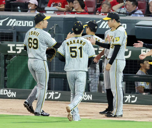 広島対阪神　7回裏を終え、阪神2番手の石井（左）をベンチ前で出迎える高橋（撮影・加藤哉）