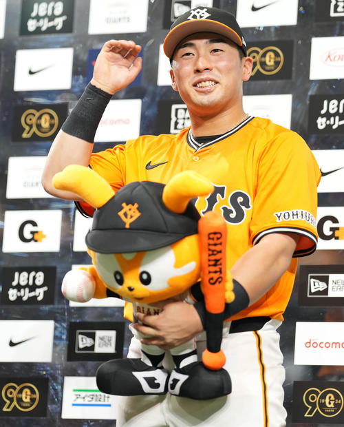 巨人対中日　ヒーローインタビューで笑顔の巨人浅野（撮影・鈴木みどり）