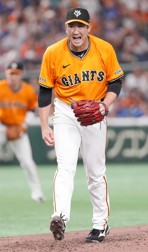巨人対中日　5回表中日2死二塁、村松を空振り三振に仕留め、ほえる菅野（撮影・鈴木みどり）