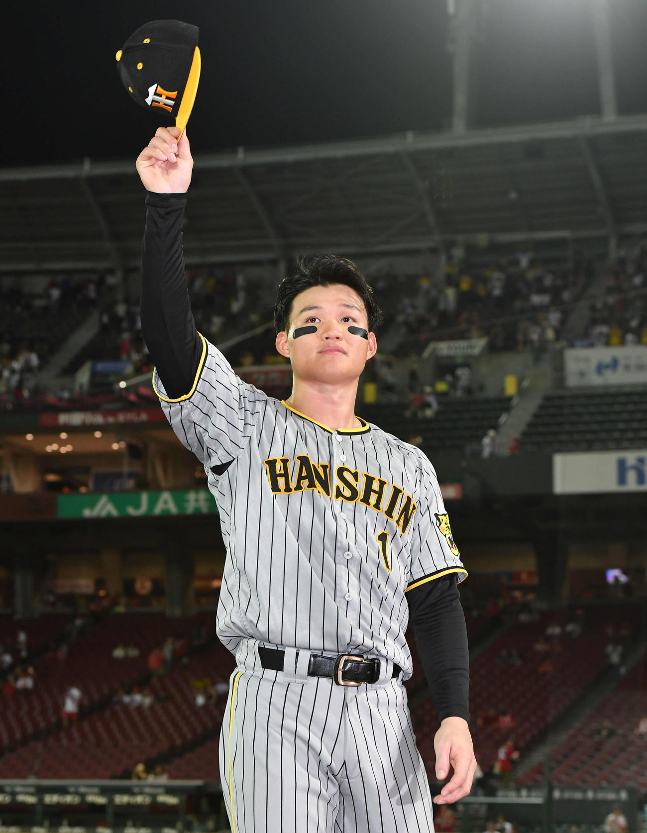 広島対阪神　ヒーローインタビューを終え、スタンドの阪神ファンに手を振る森下（撮影・岩下翔太）