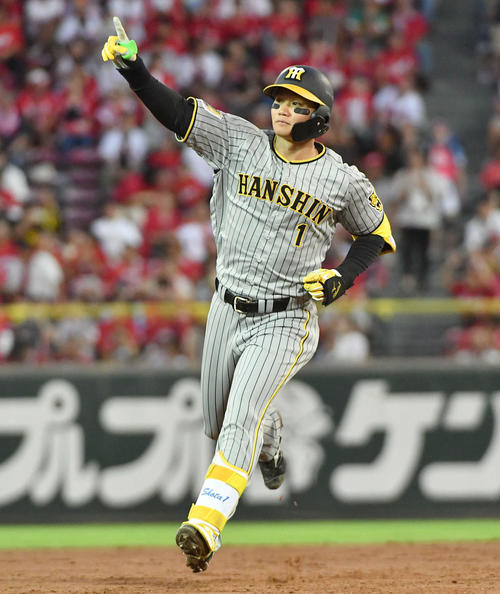広島対阪神　3回表阪神2死一、二塁、逆転の左越え3点本塁打を放ち、指を突き上げる森下（撮影・岩下翔太）