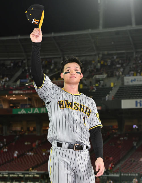 広島対阪神　ヒーローインタビューを終え、スタンドの阪神ファンに手を振る森下（撮影・岩下翔太）