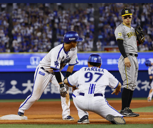 DeNA対阪神　1回裏DeNA2死一、二塁、牧の遊撃内野安打で三塁送球も走者蝦名はセーフになり、ぶ然とする三塁手佐藤輝（右）（撮影・藤尾明華）