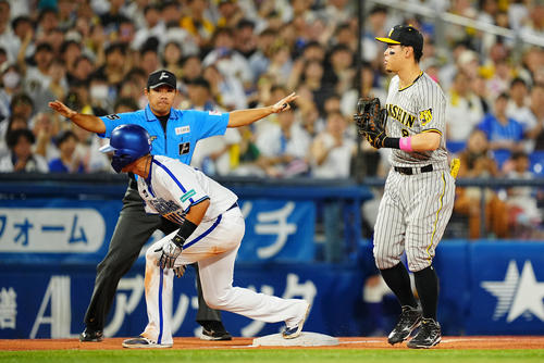 DeNA対阪神　1回裏DeNA2死一、二塁、牧の打球を木浪が三塁へ送球するもタッチできず二走蝦名はセーフとなる。三塁手佐藤輝（撮影・垰建太）