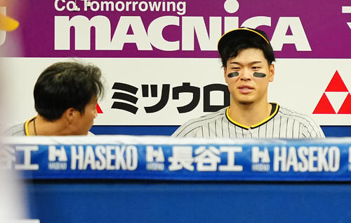 DeNA対阪神　1回裏を終え厳しい表情で木浪（左）と言葉を交わす阪神佐藤輝（撮影・垰建太）