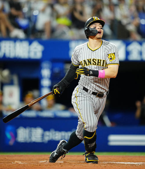 DeNA対阪神　7回表阪神1死二塁、遊飛に倒れる佐藤輝（撮影・垰建太）
