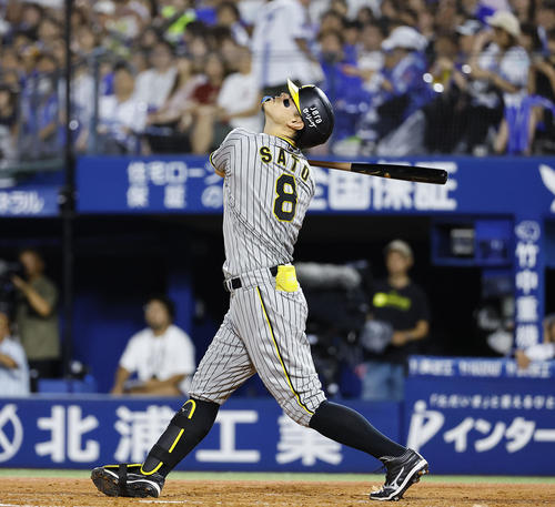 DeNA対阪神　4回表阪神無死、遊飛に倒れる佐藤輝（2024年8月28日撮影）
