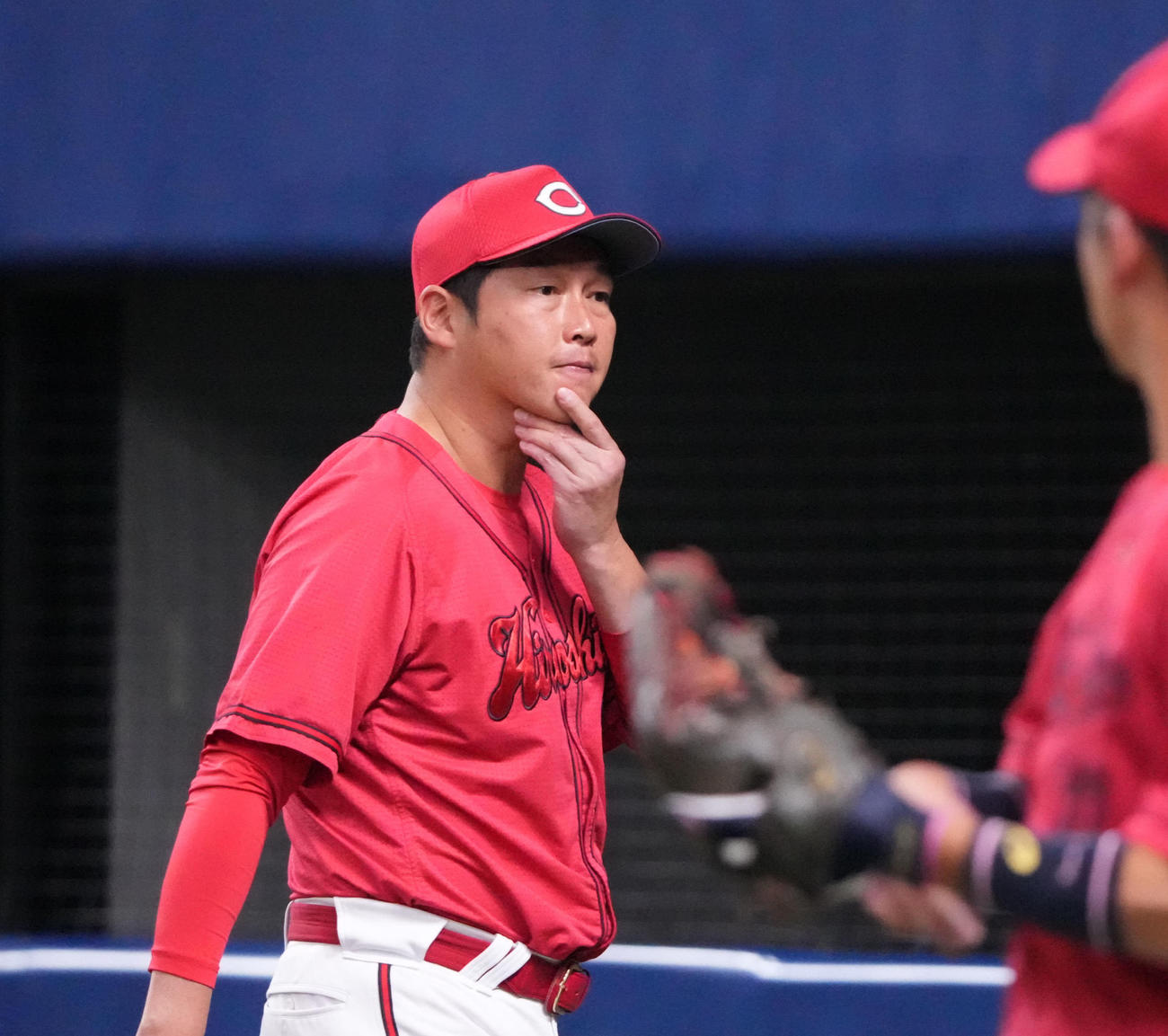 中日対広島　8回表終了、選手交代を告げる新井監督（左）（撮影・森本幸一）