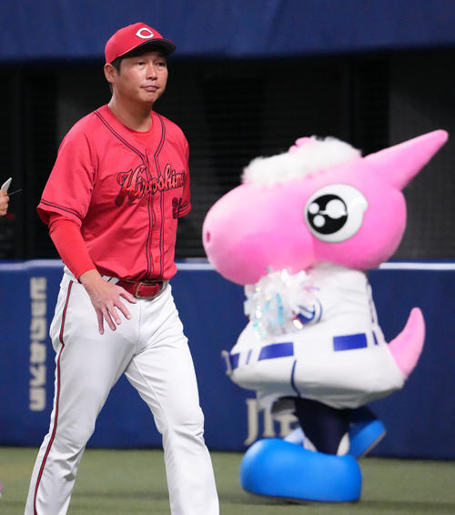 中日対広島　7回表終了、選手交代を告げる新井監督（撮影・森本幸一）