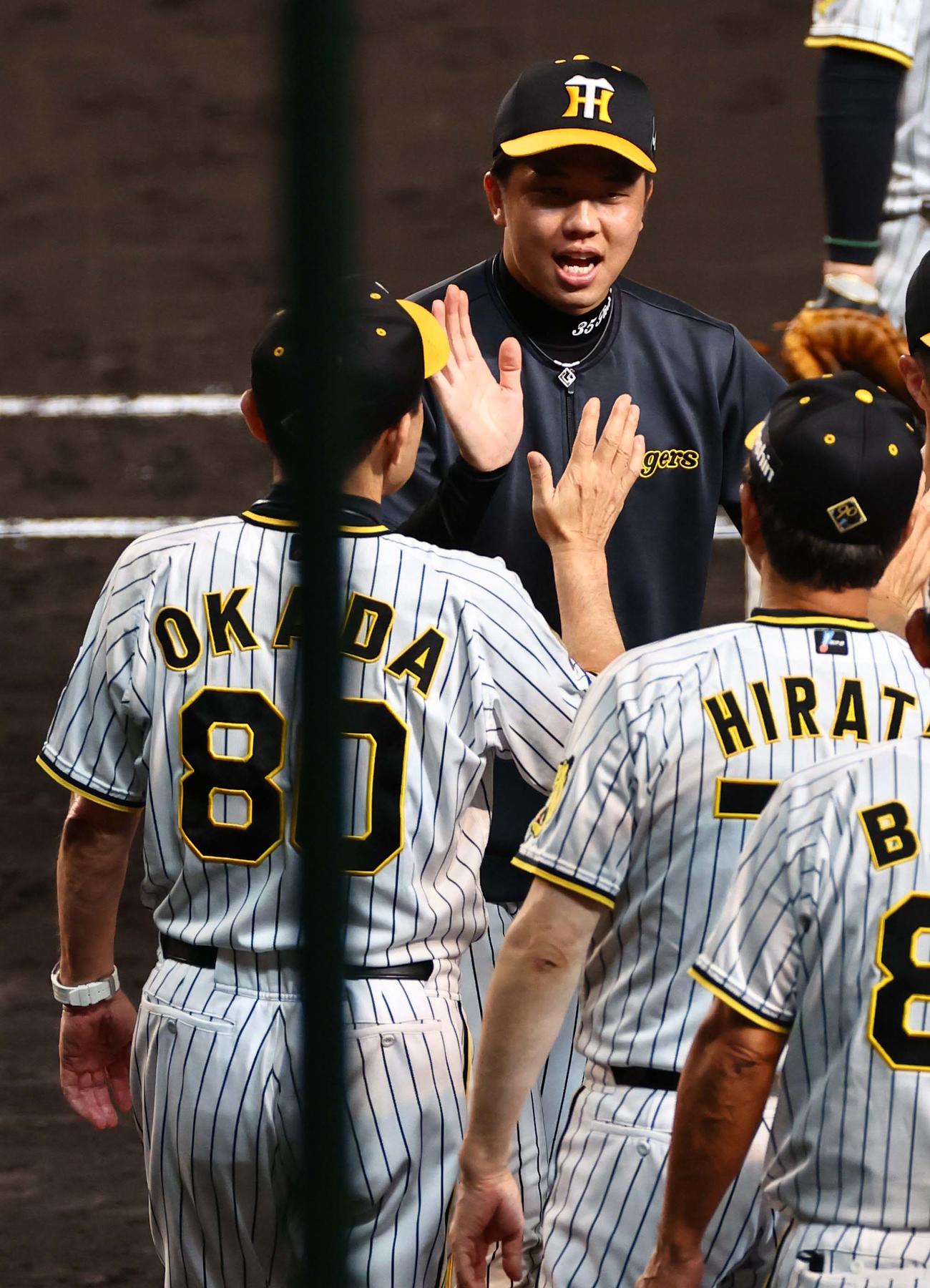 阪神対巨人　11勝目を上げた才木（右）は岡田監督とハイタッチをする（撮影・上田博志）