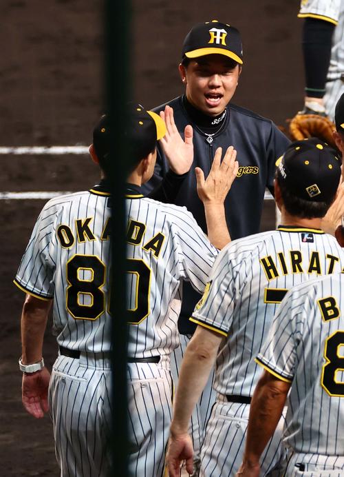 阪神対巨人　11勝目を上げた才木（右）は岡田監督とハイタッチをする（撮影・上田博志）