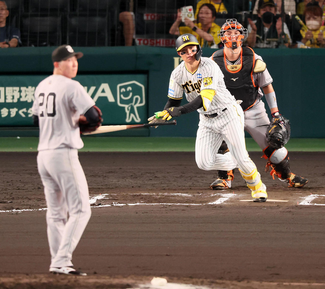 阪神対巨人　6回裏阪神2死、森下は中前打を放つ。投手戸郷（撮影・加藤哉）