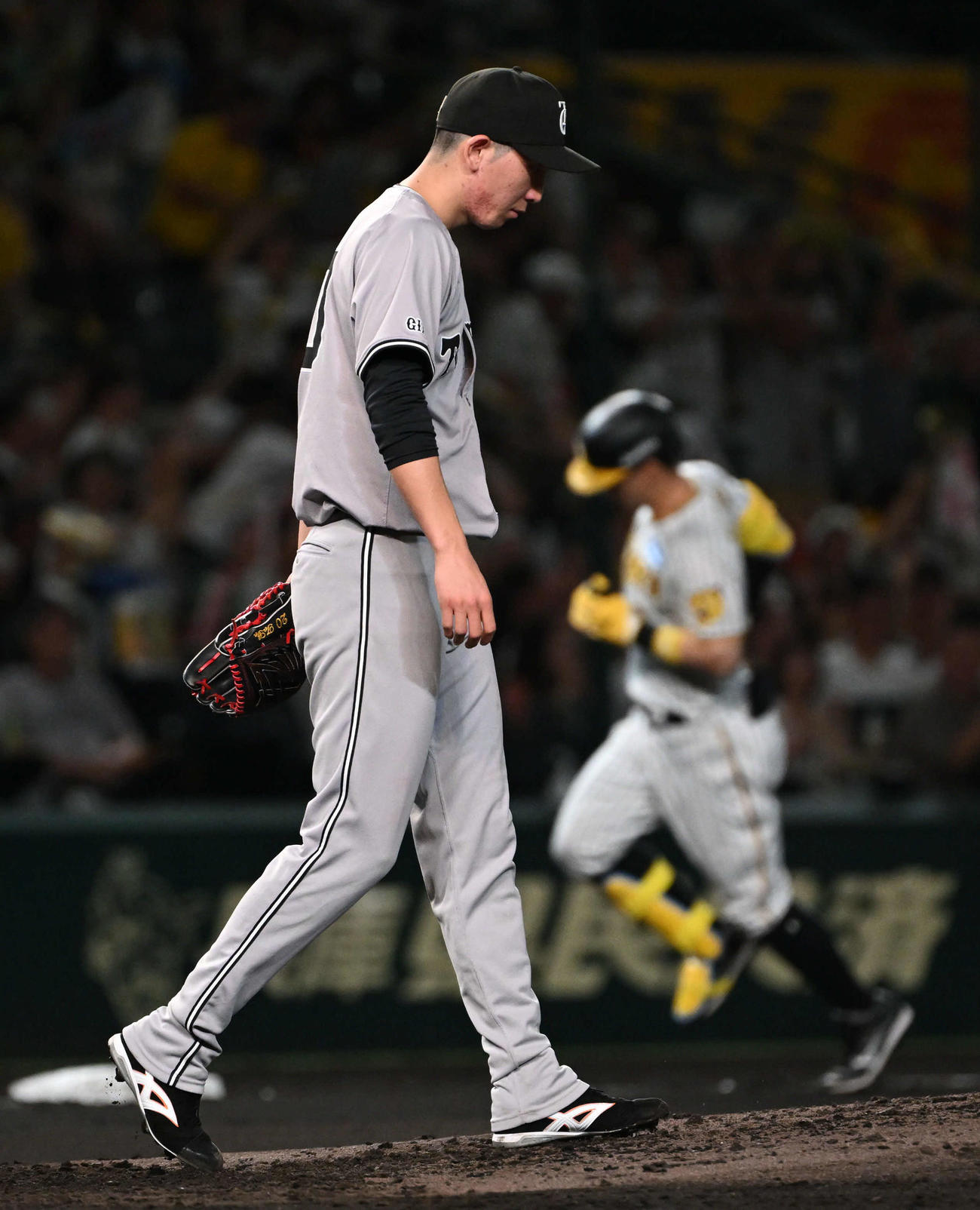 阪神対巨人　6回裏阪神2死一、二塁、戸郷は佐藤輝（右）に本塁打を打たれうなだれる（撮影・石井愛子）