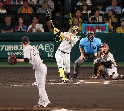 阪神対巨人　6回裏阪神2死一、二塁、佐藤輝は中越え3点本塁打を放つ。投手戸郷（撮影・加藤哉）