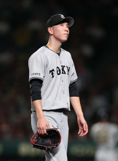 阪神対巨人　6回裏阪神2死一、二塁、木浪に適時打を浴びたところで降板となり、悔しそうにベンチへ下がる戸郷（撮影・前田充）