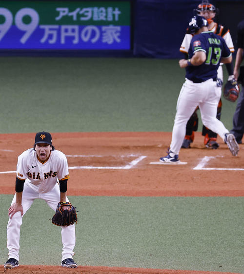 巨人対ヤクルト　10回表ヤクルト2死三塁、並木に勝ち越し適時打を許し肩を落とす大勢（撮影・藤尾明華）