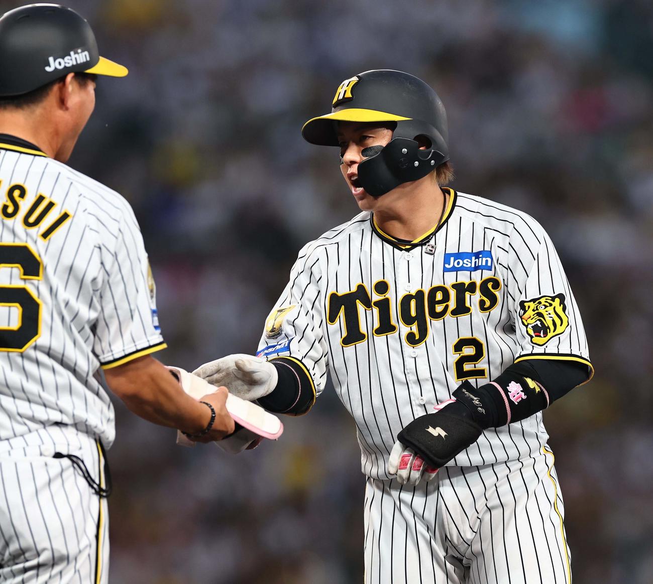 阪神対中日　2回裏阪神無死一、二塁、梅野は右前打を放つ（撮影・上田博志）