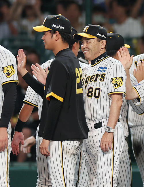 阪神対中日　中日に勝利し、阪神高橋（左）に笑顔で声を掛ける岡田監督（撮影・前田充）