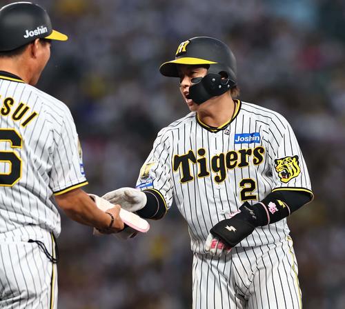 阪神対中日　2回裏阪神無死一、二塁、梅野は右前打を放つ（撮影・上田博志）