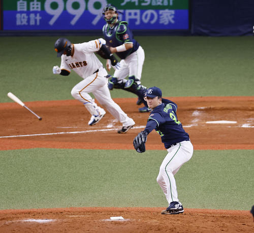 巨人対ヤクルト　5回裏巨人無死一塁、岸田を投ゴロ併殺に打ち取る吉村（撮影・藤尾明華）