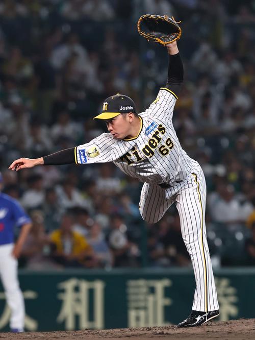 阪神対中日　阪神3番手の石井（撮影・上田博志）