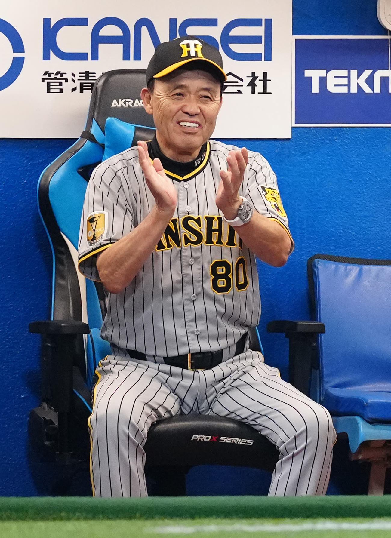ヤクルト対阪神　8回裏ヤクルト2死三塁、遊ゴロとなった村上の一塁アウトの判定で、リプレー検証で変わらず、ベンチで拍手する岡田監督（撮影・江口和貴）