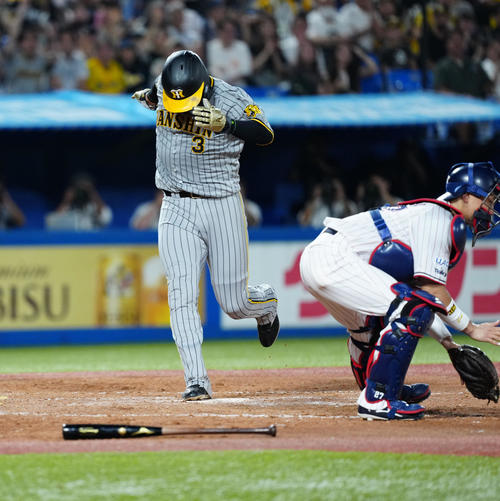 ヤクルト対阪神　5回表阪神無死二塁、佐藤輝の適時打で生還する大山（撮影・江口和貴）