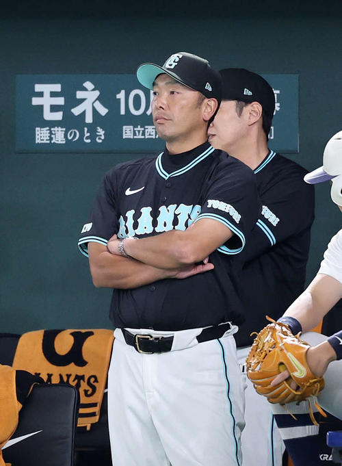 巨人対DeNA 9回裏、戦況を見つめる巨人阿部監督（撮影・鈴木正人）