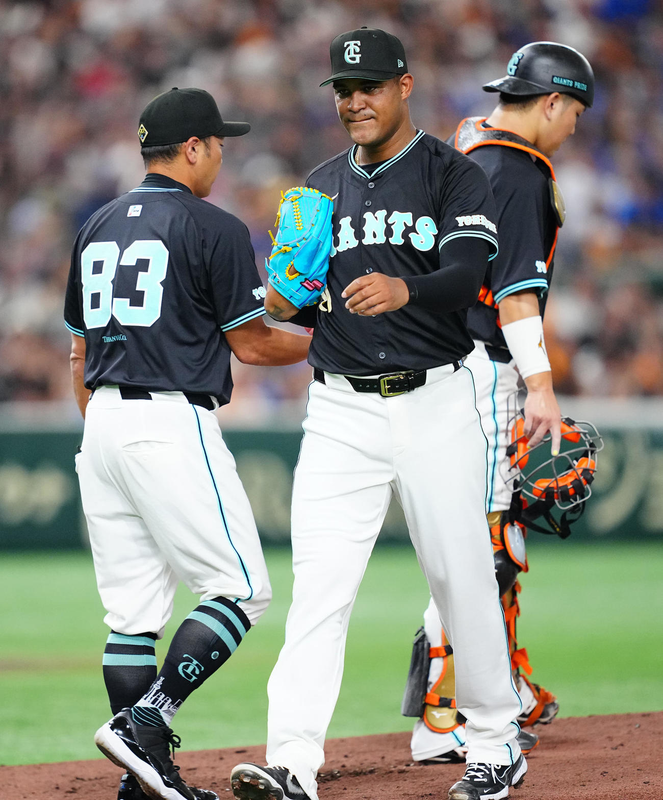 巨人対DeNA 1回表DeNA1死満塁、阿部監督（左）から降板を告げられマウンドを降りるメンデス（撮影・垰建太）