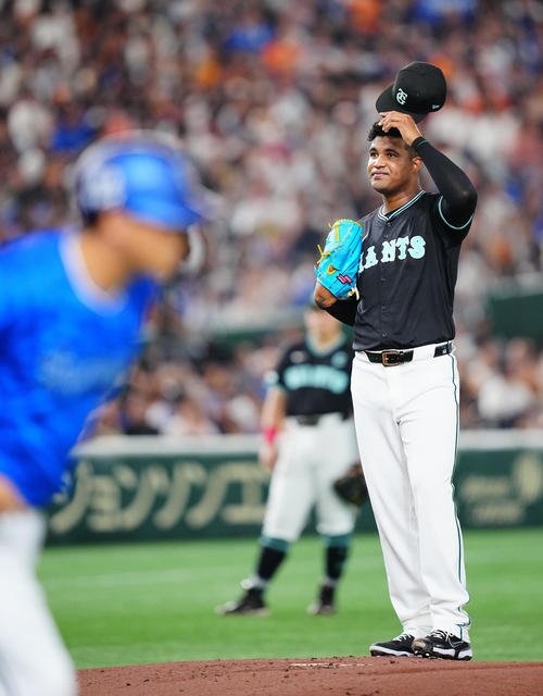 巨人対DeNA 1回表DeNA無死二塁、蝦名に四球を与えさえない表情のメンデス（撮影・垰建太）