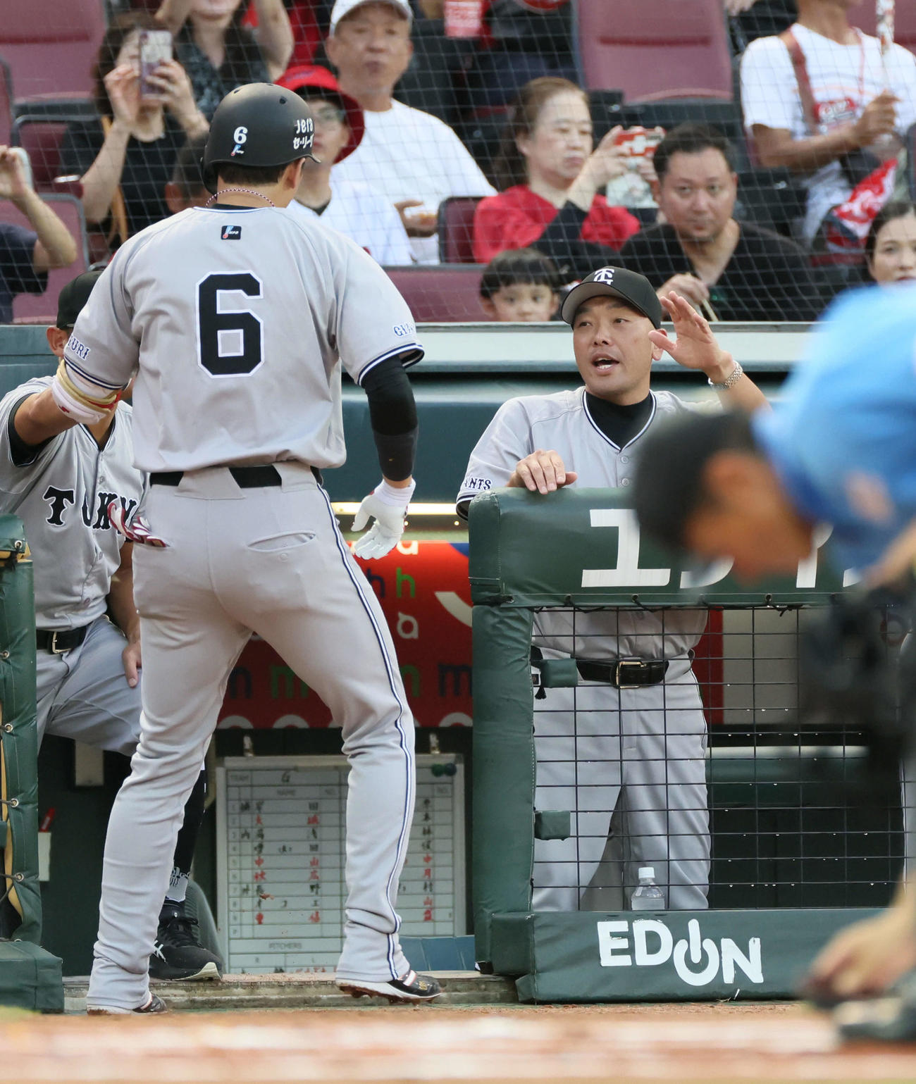 広島対巨人　1回表巨人1死、先制左越え本塁打を放った坂本を迎える阿部監督（撮影・加藤孝規）
