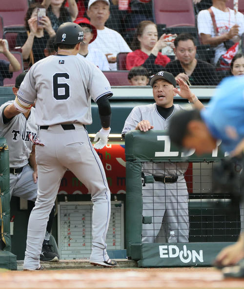 広島対巨人　1回表巨人1死、先制左越え本塁打を放った坂本を迎える阿部監督（撮影・加藤孝規）