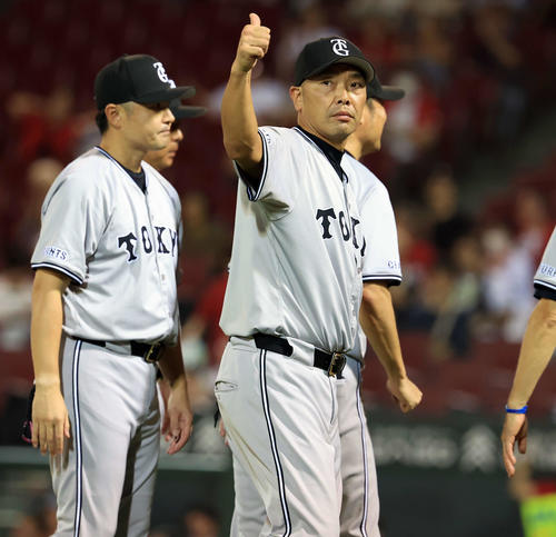 広島対巨人　9回表に大量得点で連勝し、スタンドにサムズアップする巨人阿部監督（撮影・浅見桂子）