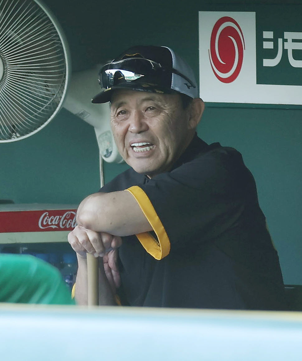 阪神対DeNA　ベンチから試合前練習を見守る阪神岡田監督（撮影・前田充）