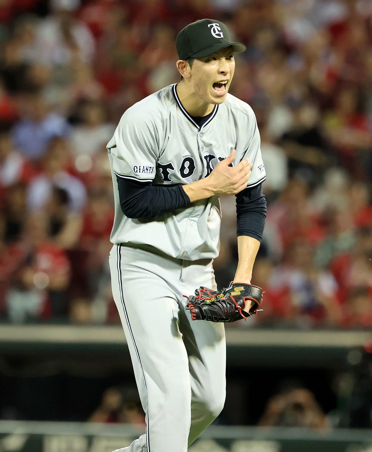 広島対巨人　6回裏広島2死満塁、末包を三振に仕留め雄たけびを上げる戸郷（撮影・浅見桂子）