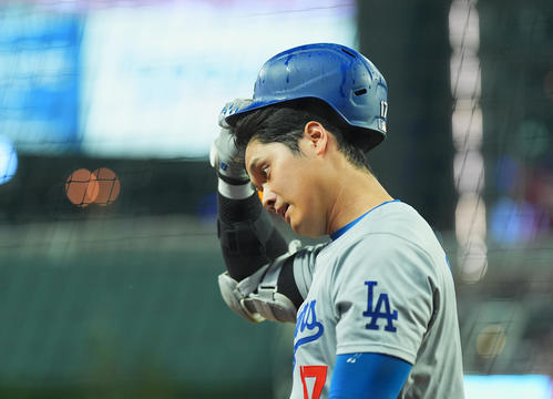 ブレーブス対ドジャース　8回表ドジャース1死、空振りの三振に倒れ、ベンチに戻る大谷（撮影・菅敏）
