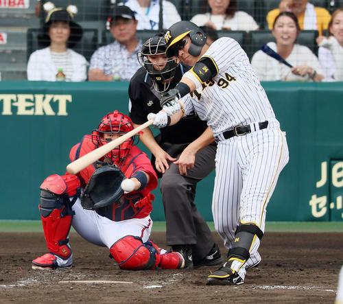 阪神対広島　7回裏阪神1死満塁、代打原口は左適時打を放つ（撮影・加藤哉）