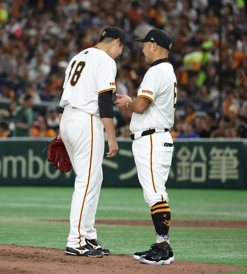 巨人対中日　6回表中日2死一、三塁、降板する先発菅野に声をかける阿部監督（撮影・丹羽敏通）