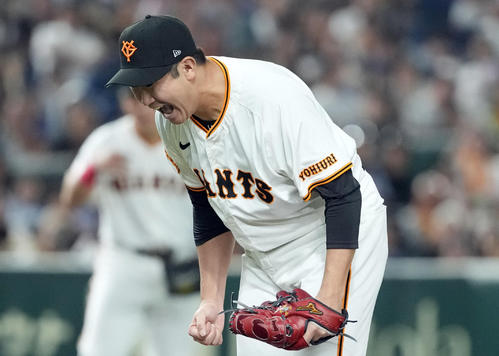 巨人対中日　5回表中日2死一、二塁、細川を空振り三振に仕留め雄たけびを上げる菅野（撮影・たえ見朱実）