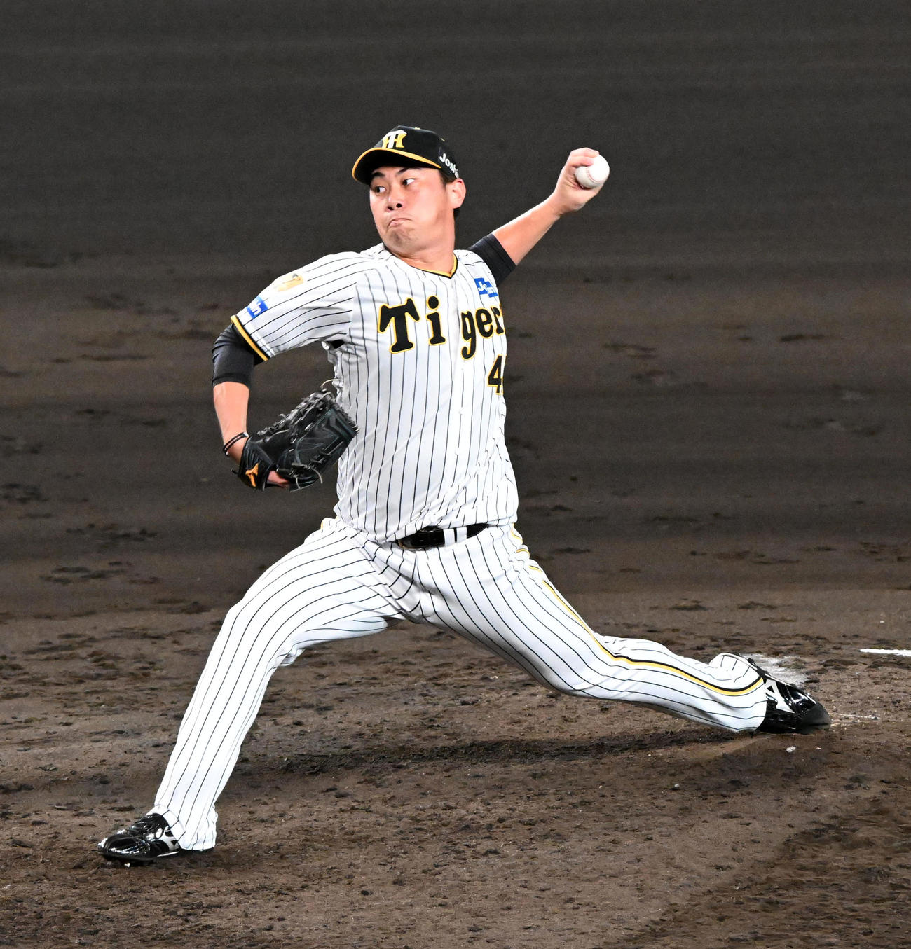 阪神対ヤクルト　阪神3番手の桐敷（撮影・前岡正明）