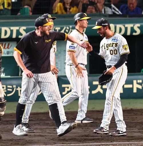 阪神対ヤクルト　8勝目を挙げたビーズリー（左）は最後を締めたゲラとハイタッチする（撮影・上田博志）