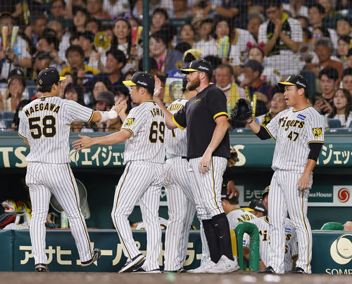 阪神対ヤクルト　8回を終えナインを出迎える右から阪神桐敷。ビーズリー、石井（撮影・藤尾明華）