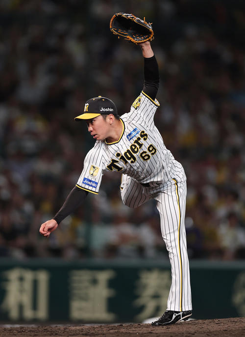 阪神対ヤクルト　力投する阪神2番手の石井（撮影・前田充）