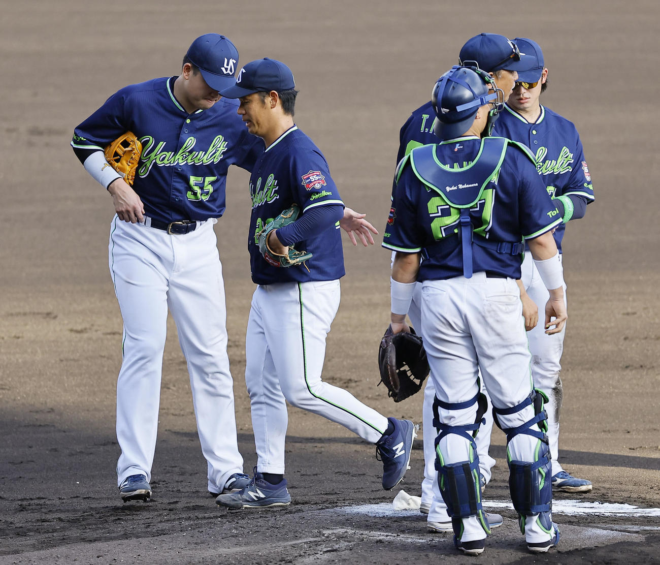 阪神対ヤクルト　6回裏阪神無死一、二塁、降板する小川（左から2人目）（撮影・藤尾明華）